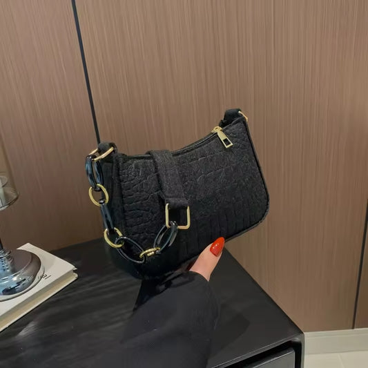 C - borsa a spalla mezzaluna